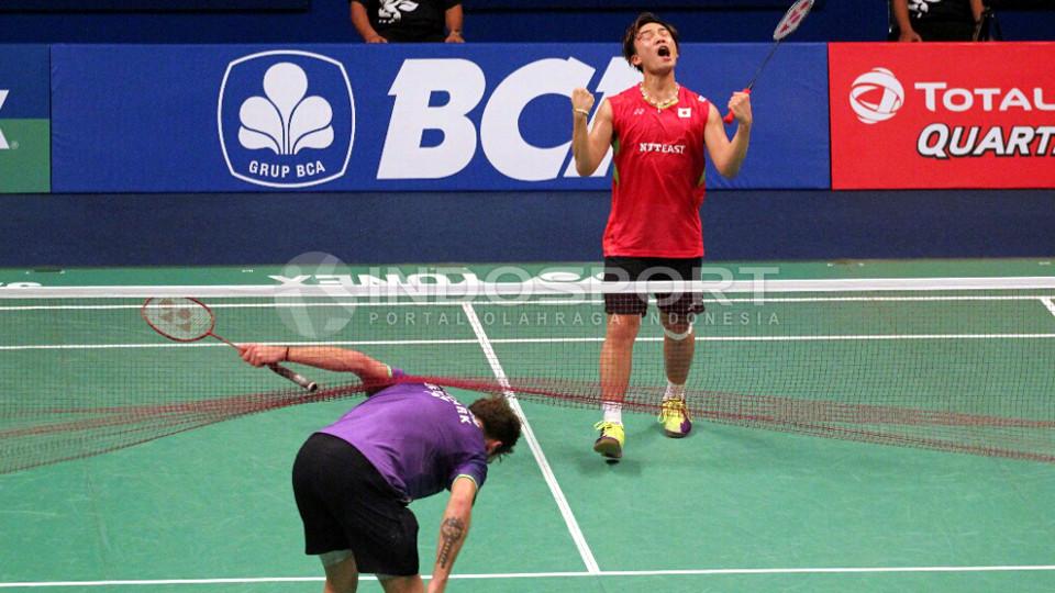 Ekspresi kegembiraan Kento Momota usai menundukkan Jan O Jorgensen di partai final.